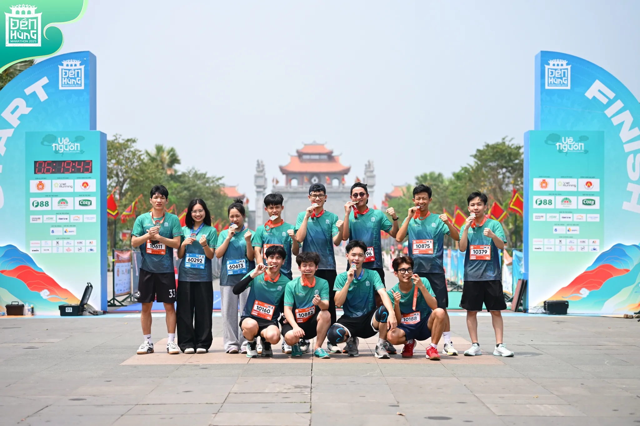 Vận động viên chụp ảnh với huy chương giải chạy Đền Hùng Marathon 2025 do Viet Running tổ chức