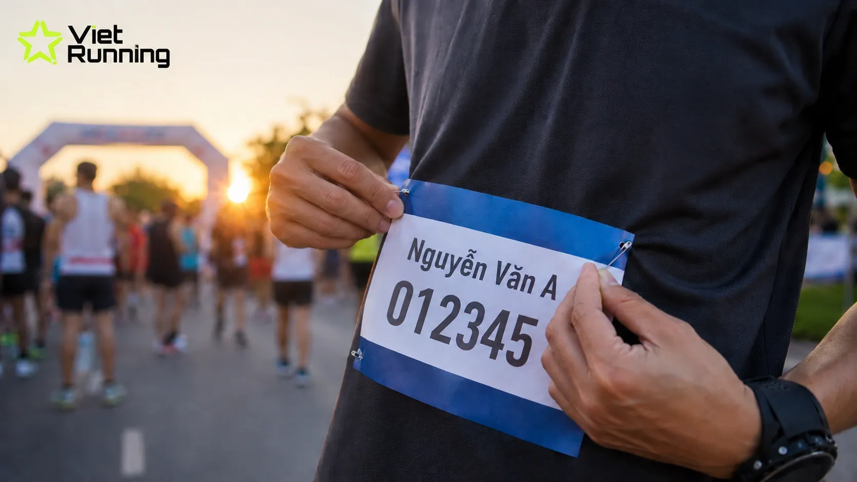 Runner gắn BIB đ&uacute;ng c&aacute;ch trước ngực