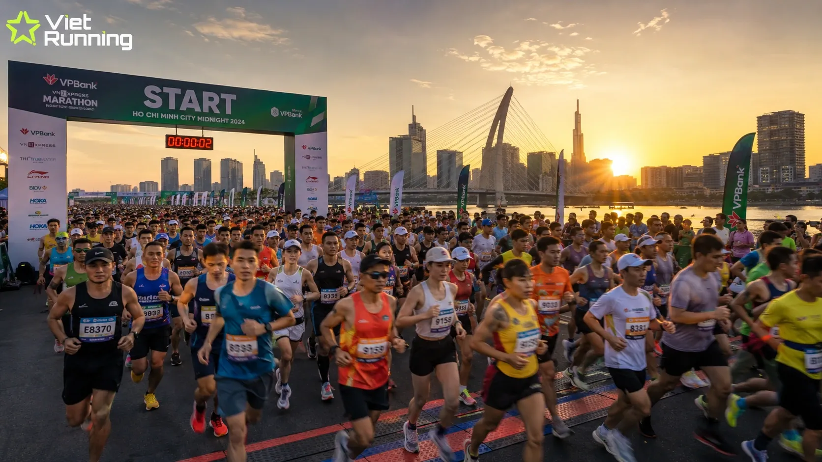Vận động viên marathon vượt qua vạch xuất phát, chip timing dưới chân