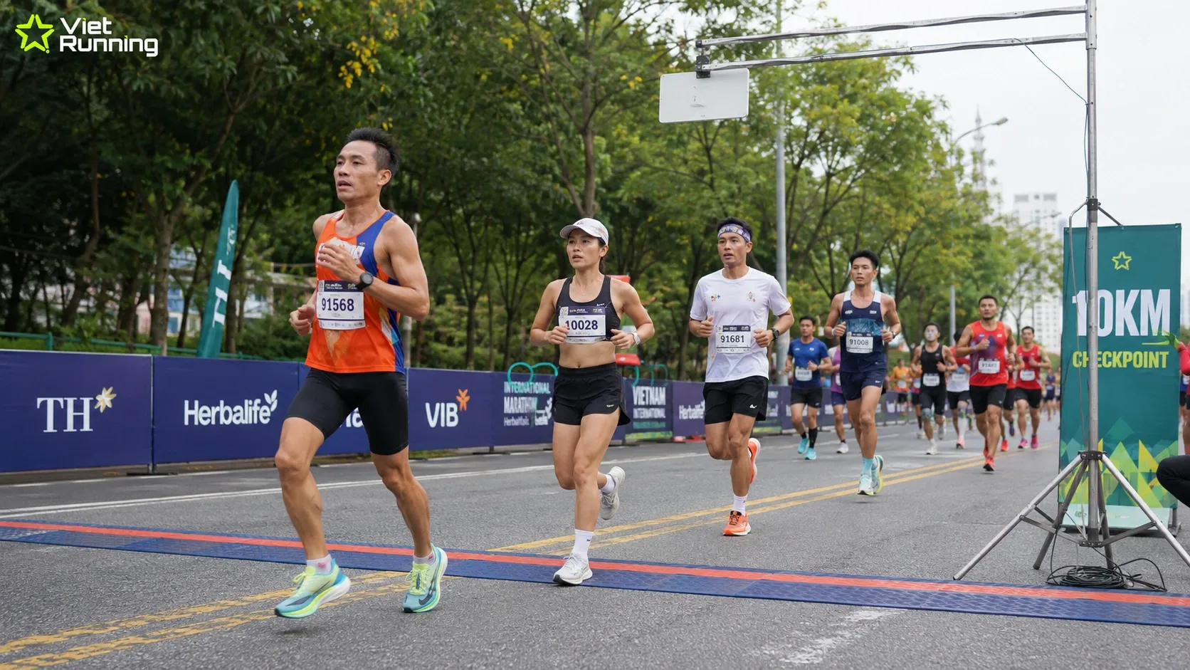 Thảm timing mat tại điểm kiểm tra trung gian 10km trong giải chạy marathon