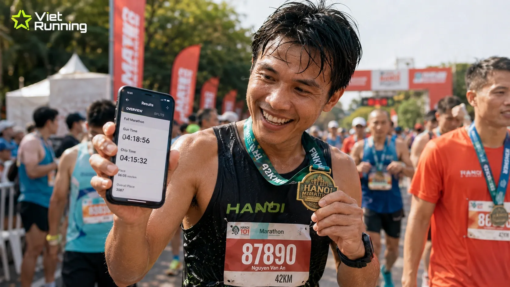 Runner kiểm tra kết quả chip time và gun time trên điện thoại sau khi hoàn thành marathon