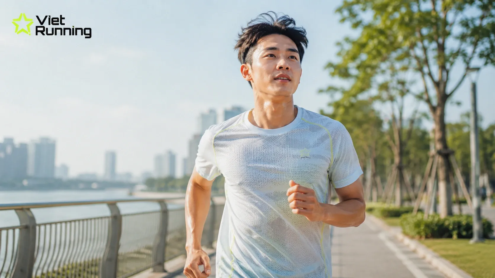 Runner mặc áo chạy bộ tay ngắn trong điều kiện thời tiết nắng nóng Runner mặc áo chạy bộ tay ngắn trong điều kiện thời tiết nắng nóng