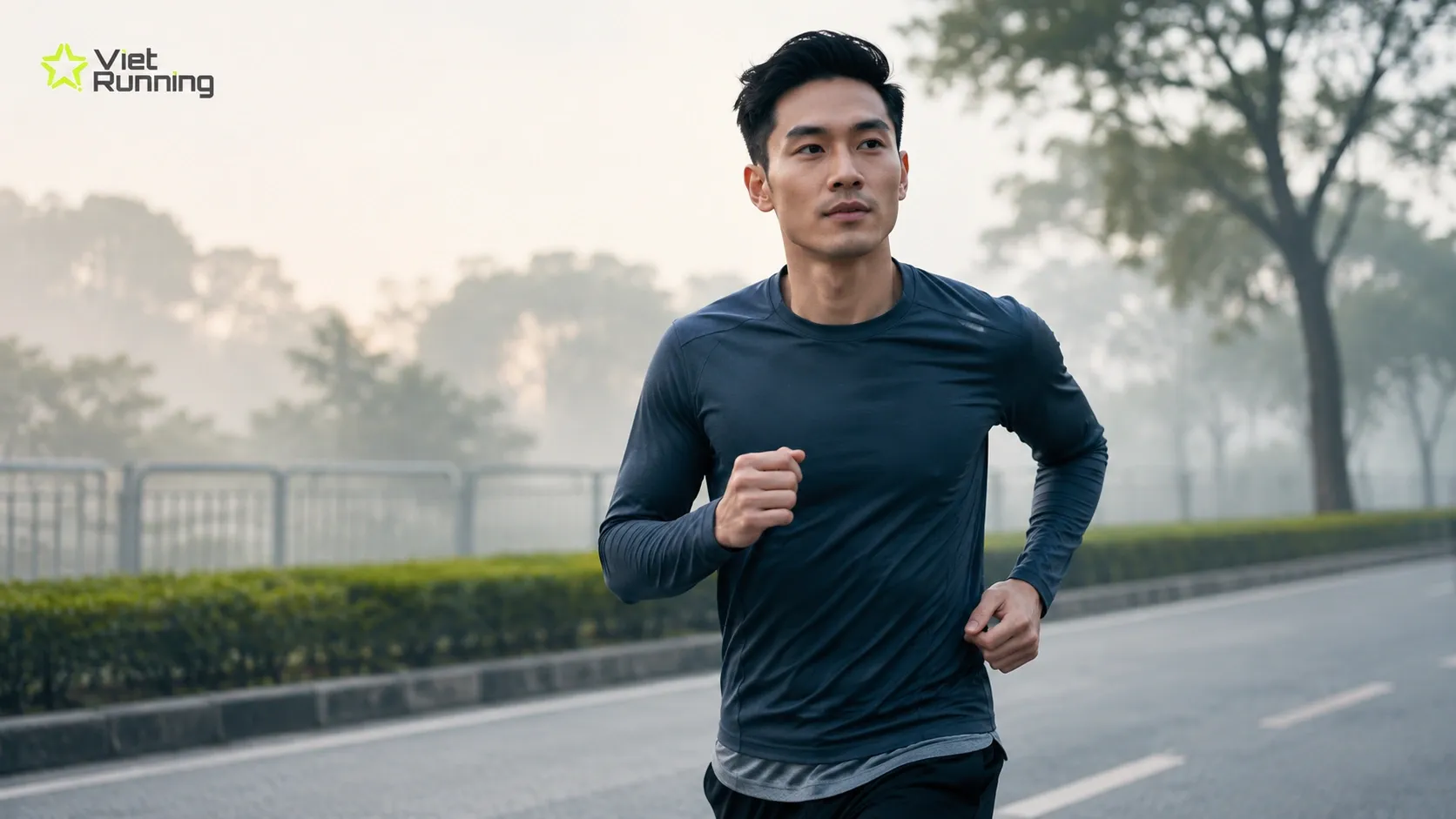Runner mặc áo chạy bộ tay dài trong thời tiết se lạnh buổi sáng Runner mặc áo chạy bộ tay dài trong thời tiết se lạnh buổi sáng