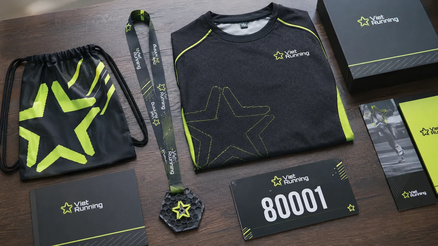 Huy chương được đặt cùng áo chạy, BIB và túi rút trong bộ race kit đồng bộ nhận diện sự kiện Huy chương được đặt cùng áo chạy, BIB và túi rút trong bộ race kit đồng bộ nhận diện sự kiện
