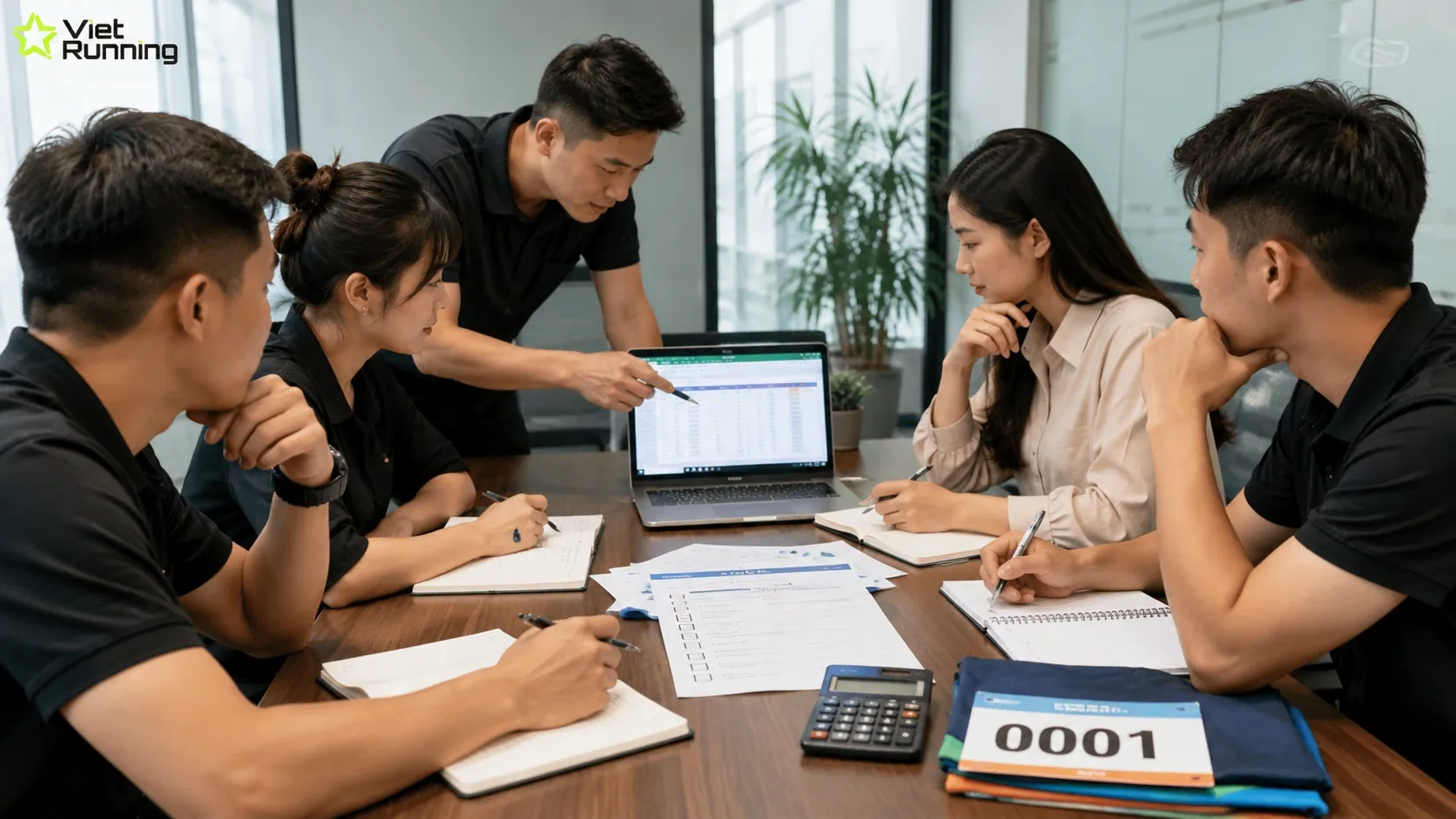 Nh&acirc;n sự doanh nghiệp lập bảng dự tr&ugrave; chi ph&iacute; tổ chức hội thao tr&ecirc;n laptop v&agrave; giấy kế hoạch