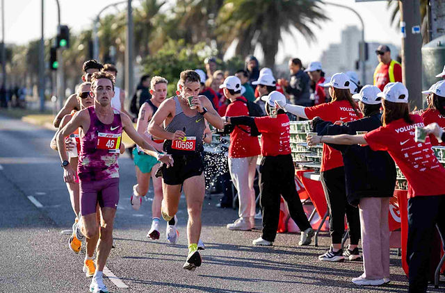 Trạm nước marathon với t&igrave;nh nguyện vi&ecirc;n hỗ trợ runner