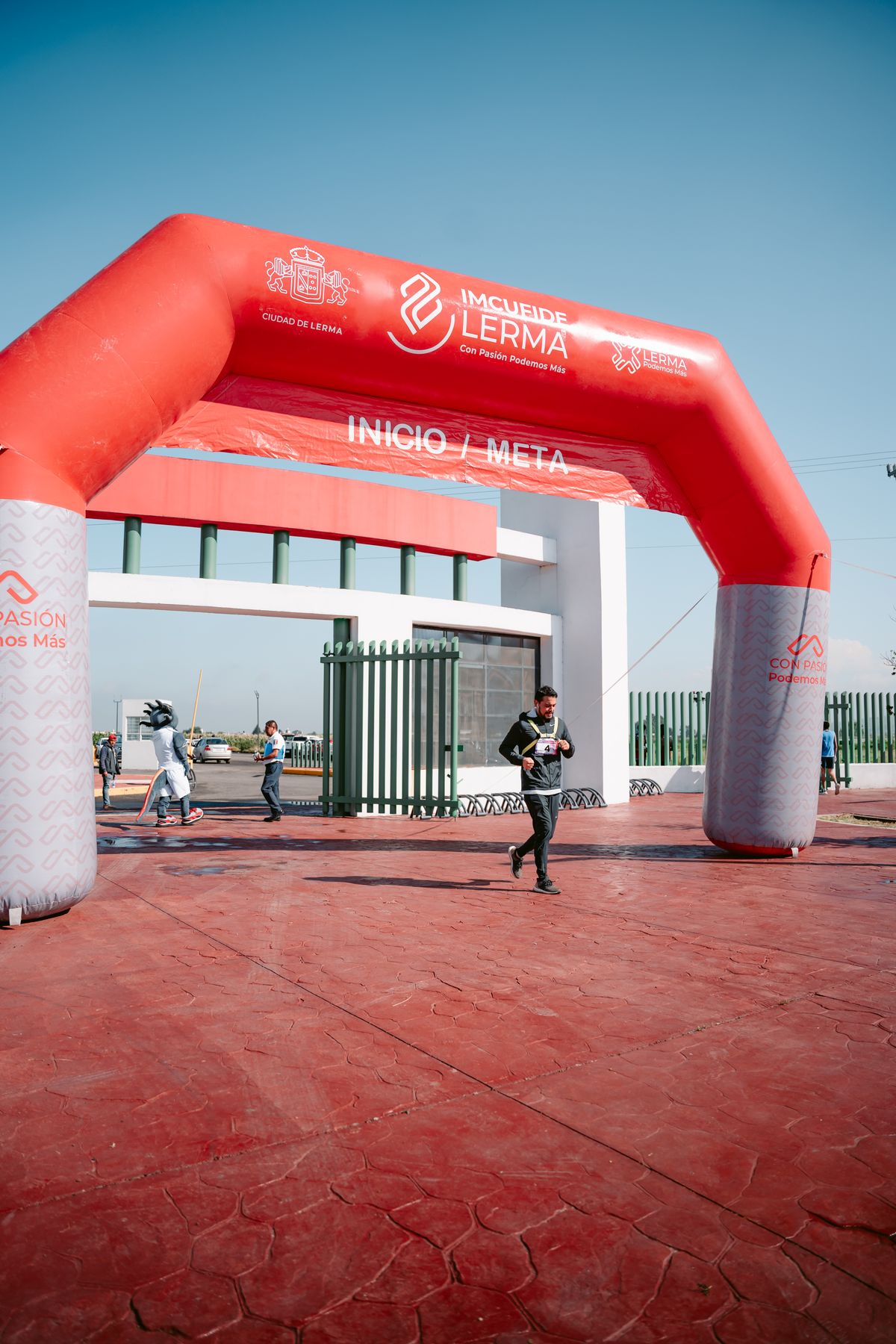 Runner c&aacute;n đ&iacute;ch dưới cổng finish