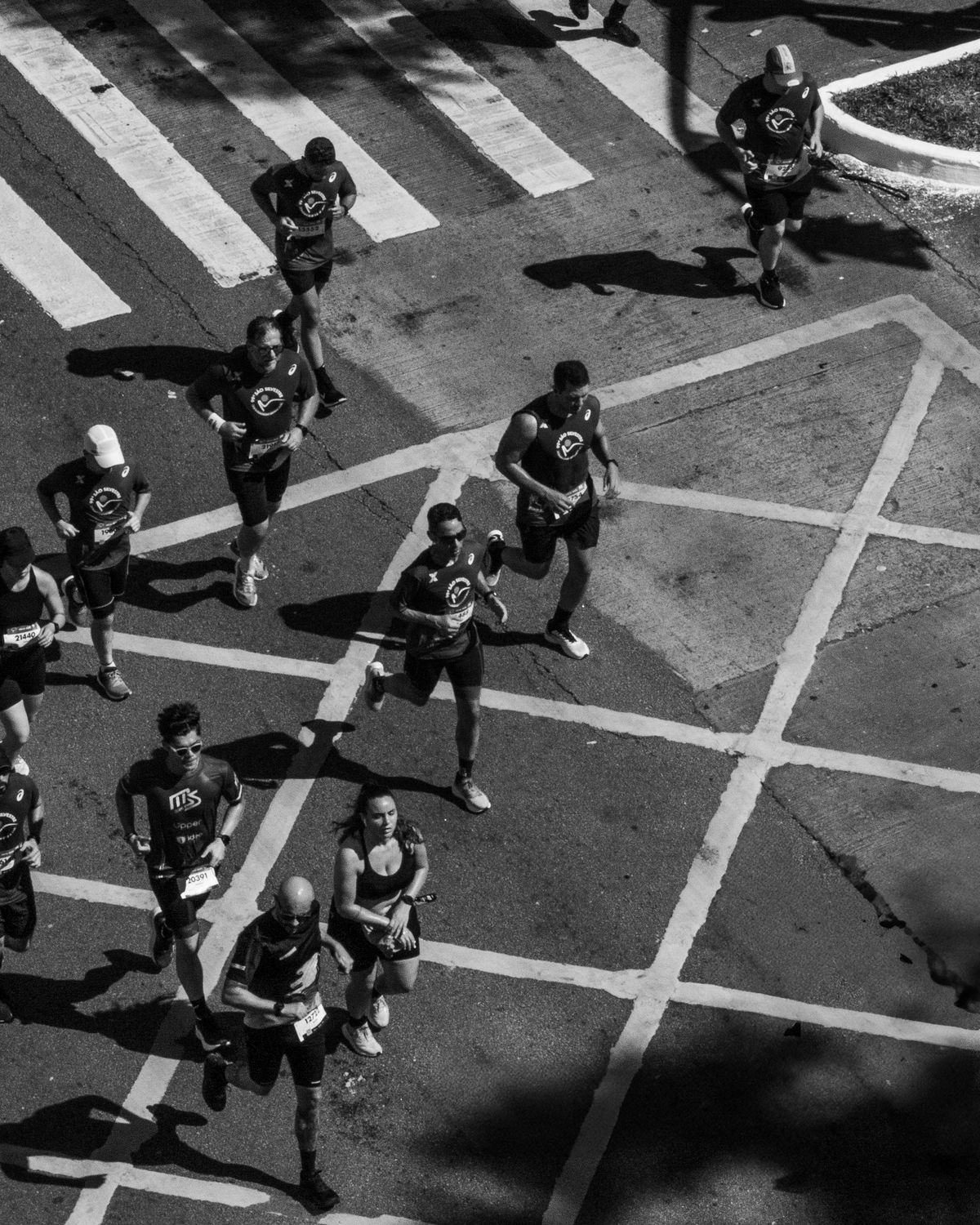 Đo&agrave;n runner tr&ecirc;n đường phố nh&igrave;n từ tr&ecirc;n cao
