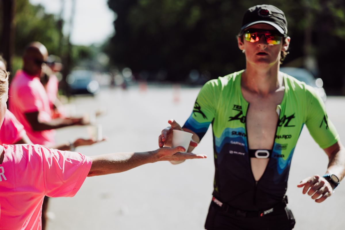Runner nhận nước tại trạm
