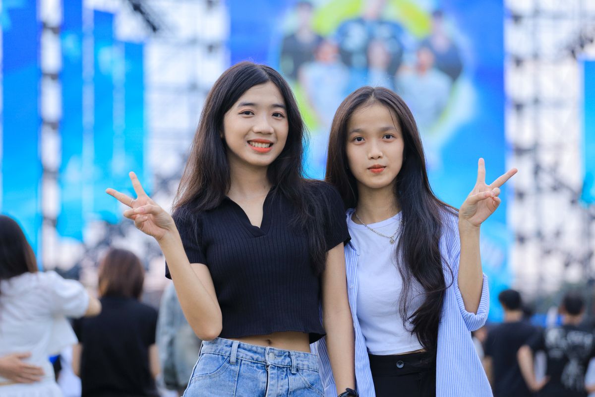 Người tham gia chụp ảnh tại sự kiện ngoài trời